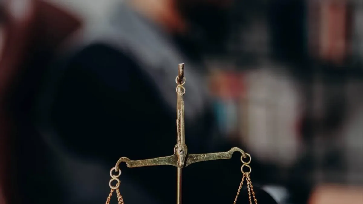 Balanza de la justicia sobre el escritorio de un abogado