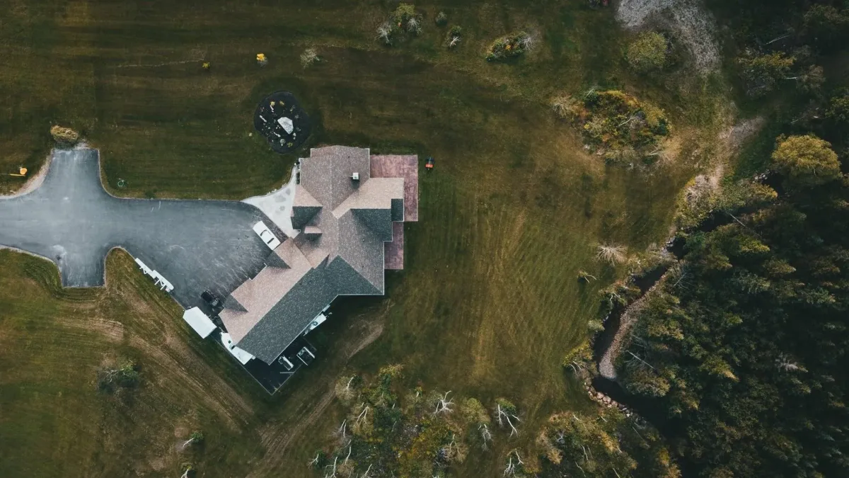 Vista aérea de una casa con terreno, propiedad heredada entre varios hermanos