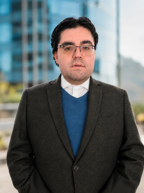 Fabián Gómez R., Asociado